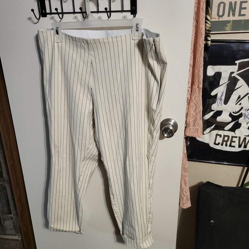 A NEW DAY PIN STRIPE CAPRI PANTS WITH ZIPPER SZ 16